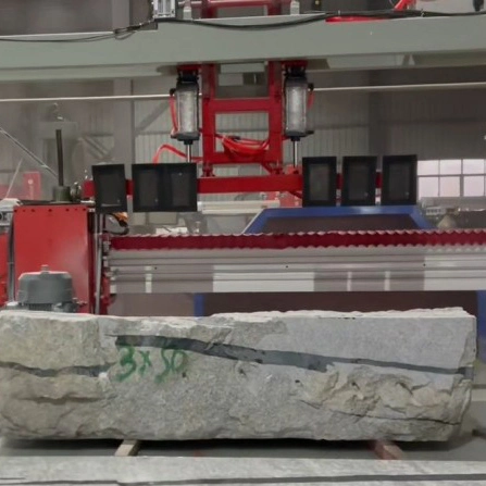 Máquina cortadora y descargadora de bloques de piedra